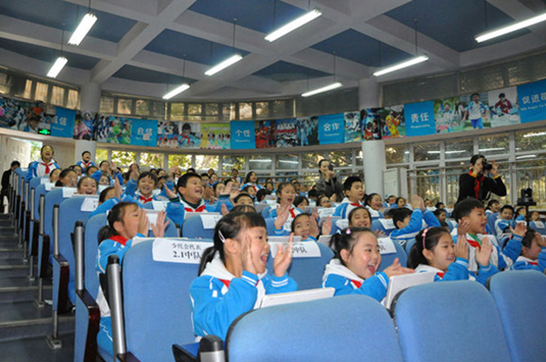 图片默认标题_fororder_6掌声通过少工委名单和第十届大队委名单