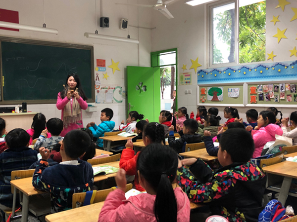 图片默认标题_fororder_1王老师在一年级二班进行音乐公开课《咏鹅》