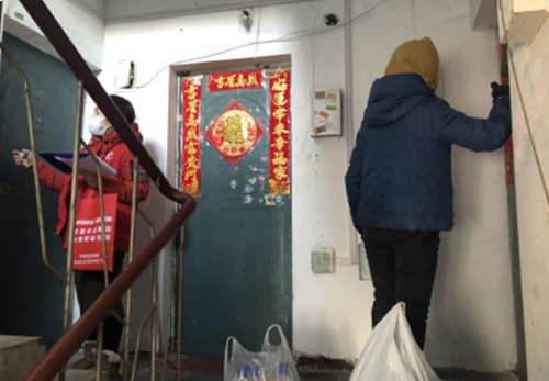 【黑龙江】【供稿】哈尔滨新区平房片区：志愿者靠双脚”刷楼梯“ 酒精送入近6000户百姓家