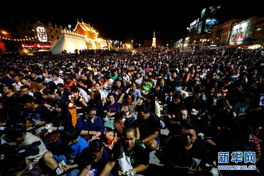 #新华网#泰国民众悼念枪击案遇难者