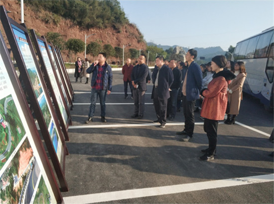 图片默认标题_fororder_3、参会人员参观犍为县下渡乡综合服务区