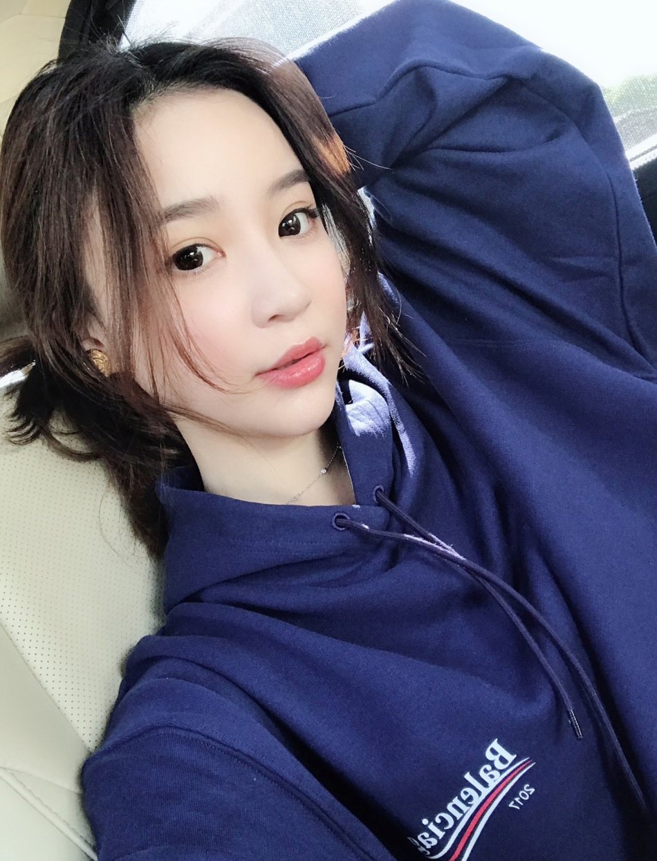 王思聪前女友雪梨怀孕订婚后自拍一脸滋润