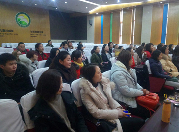 图片默认标题_fororder_家长认真听课