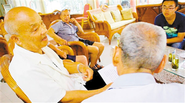 图片默认标题_fororder_刘炳代（左一）和老党员交流学习