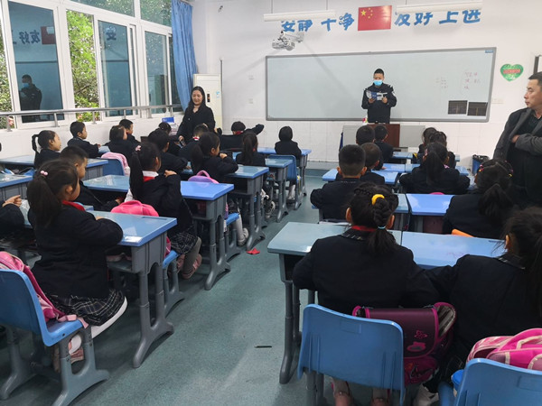 重庆江北区：民警进校园开展法制教育讲座