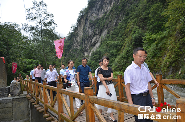图片默认标题_fororder_与会人员参观禹穴沟-李杨摄