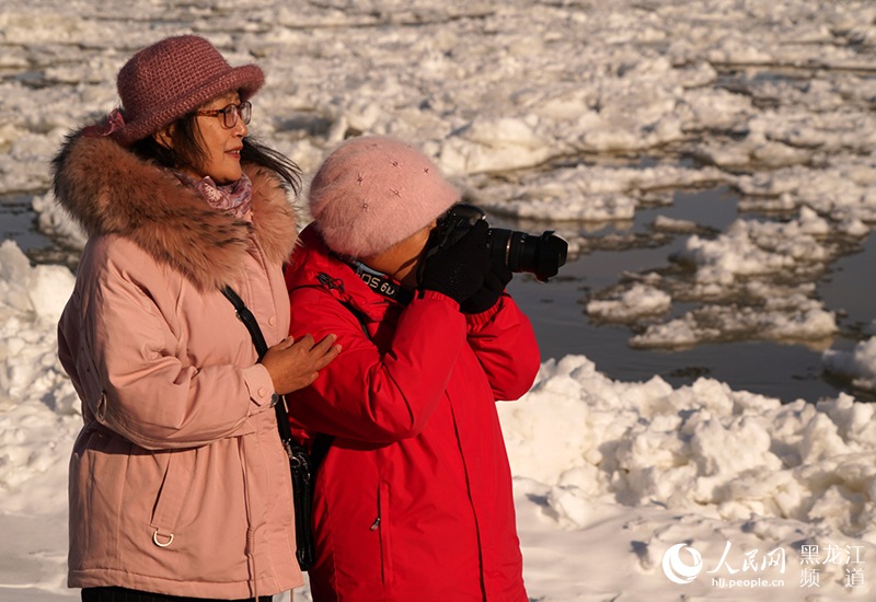 黑龙江呼玛段现“跑冰排”景观开启冰封季