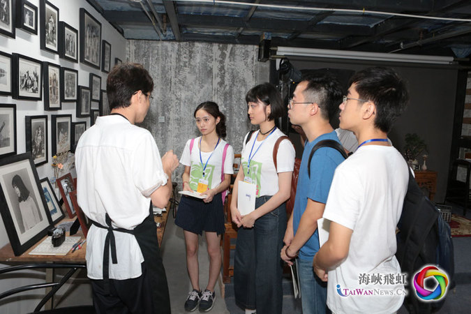 老师现场向川台学生们讲授摄影和照片冲洗技术。摄影 陈治普