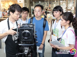 川台学生体验摄影和照片冲洗技术