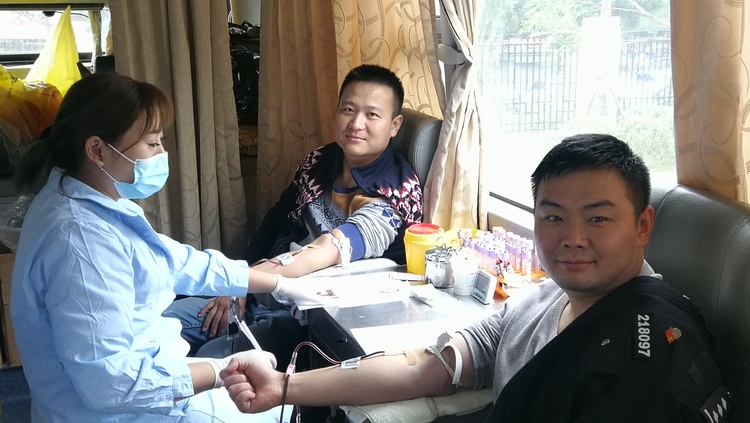 重庆云阳县公安局组织民辅警开展无偿献血活动