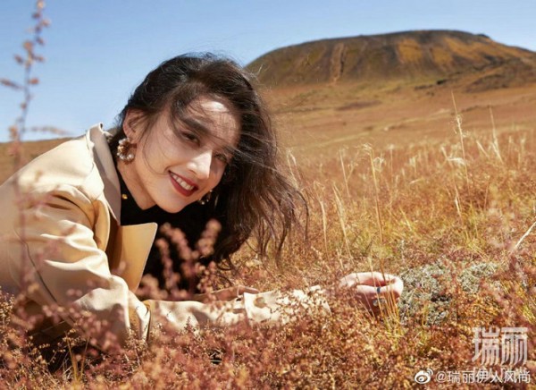 Aktris Tiongkok Huang Shengyi Naik ke Sampul Majalah