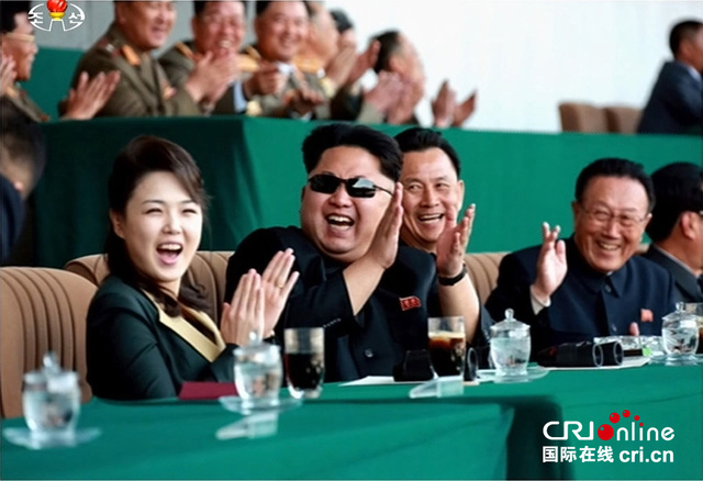 朝鲜领导人金正恩观看足球赛 李雪主时隔4月露