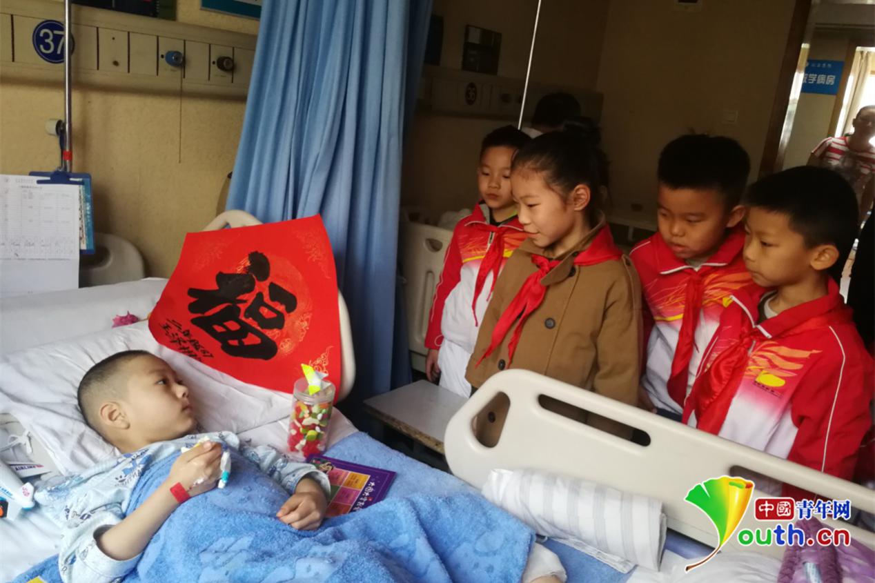 甘肃六岁男童遭野狗咬伤37处 西安小学生看望献爱心