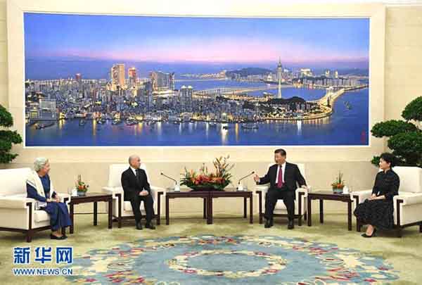 Presiden Xi Anugerahkan Pingat Persahabatan kepada Bonda Ratu Kemboja Presiden Xi Anugerahkan Pingat Persahabatan kepada Bonda Ratu Kemboja