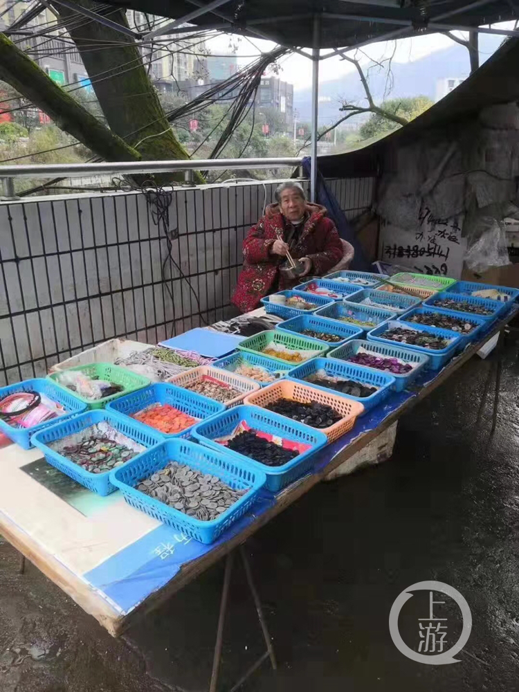 重庆晨报@重庆87岁老人捐出20万积蓄 是她卖针线30年攒下的“分分