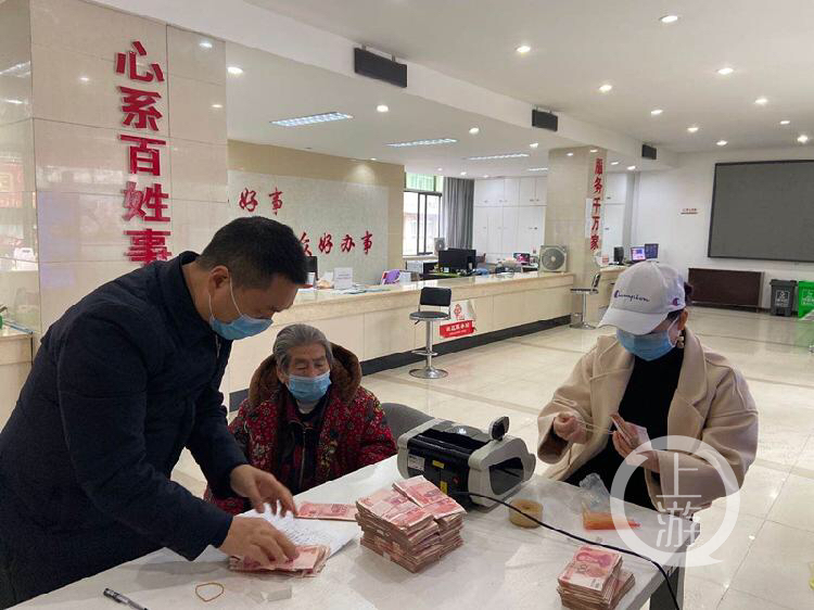 重庆晨报@重庆87岁老人捐出20万积蓄 是她卖针线30年攒下的“分分