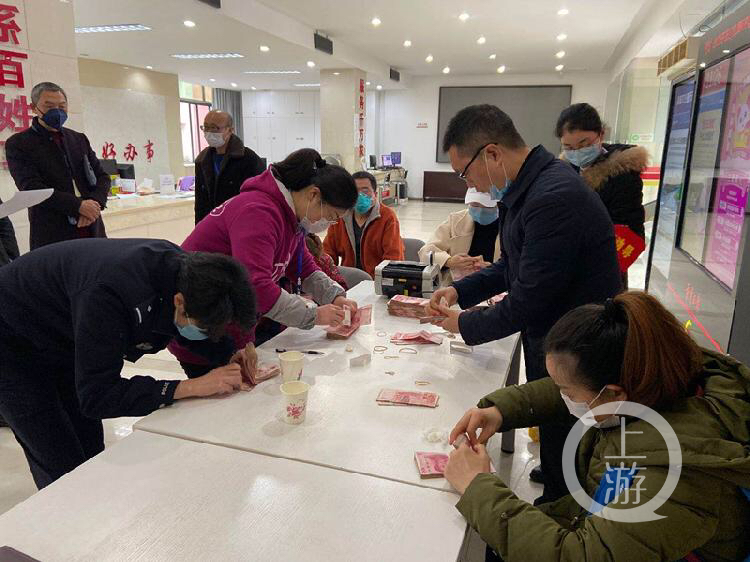 重庆晨报@重庆87岁老人捐出20万积蓄 是她卖针线30年攒下的“分分