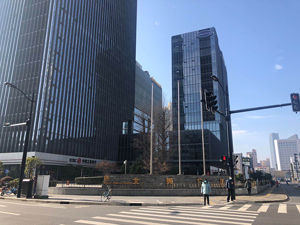 #澎湃新闻网#严防死守！复工首日的上海，各行各业都在把住自己的