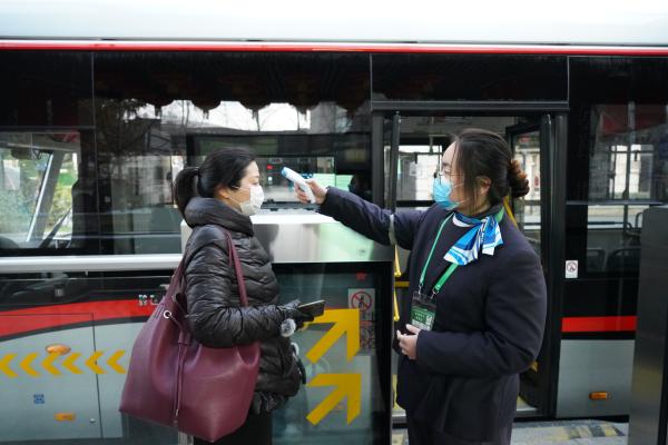 #澎湃新闻网#严防死守！复工首日的上海，各行各业都在把住自己的