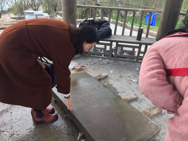 图片默认标题_fororder_发掘石碑现场。（县文广局供图）