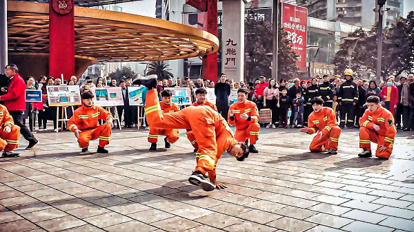 重庆九龙坡区：消防员表演“快闪” 创新方式传递消防知识