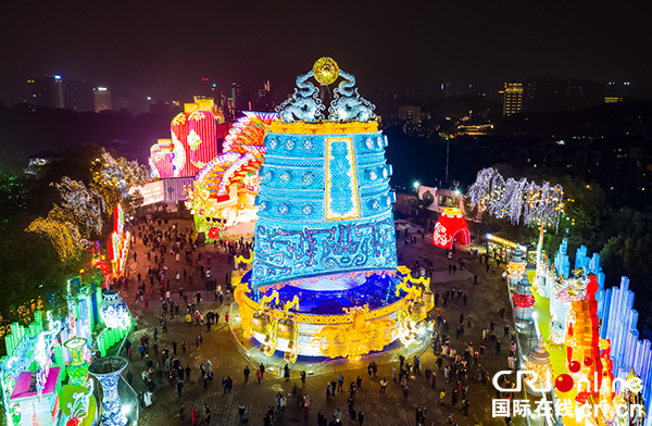 通稿（导航自贡，移动端）第二十五届自贡国际恐龙灯会亮灯 精美彩灯点亮璀璨自贡