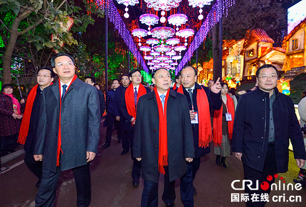 通稿（导航自贡，移动端）第二十五届自贡国际恐龙灯会亮灯 精美彩灯点亮璀璨自贡