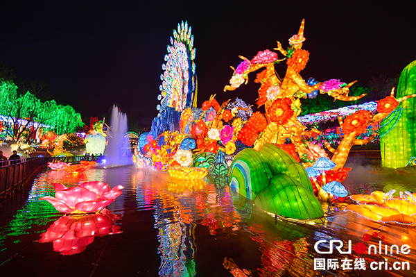 通稿（导航自贡，移动端）第二十五届自贡国际恐龙灯会亮灯 精美彩灯点亮璀璨自贡