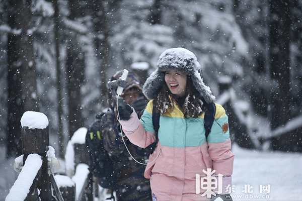 中国雪乡今冬首场大雪如约而至 降雪已近30公分