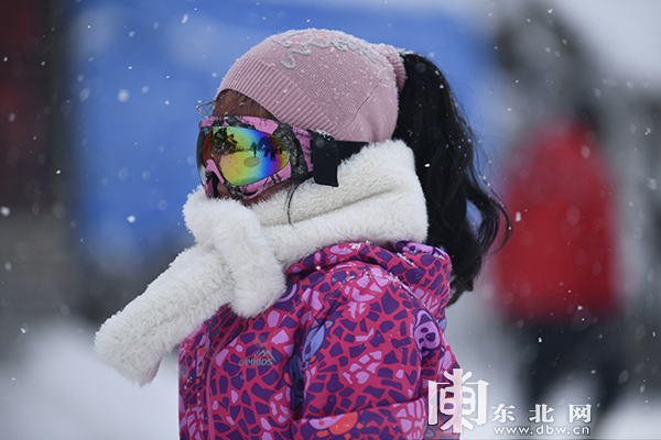 中国雪乡今冬首场大雪如约而至 降雪已近30公分
