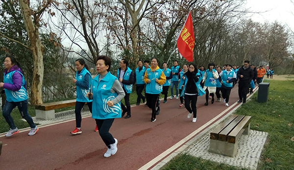 图片默认标题_fororder_跑友们奔跑在温江区“北林绿道”上（摄影-幸小丁）
