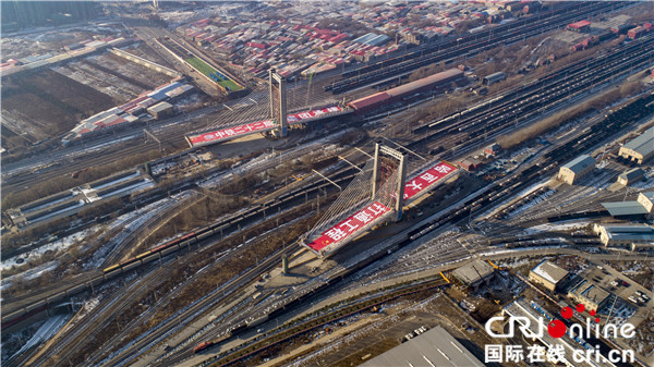 中国跨越铁路线路最多转体斜拉桥合拢