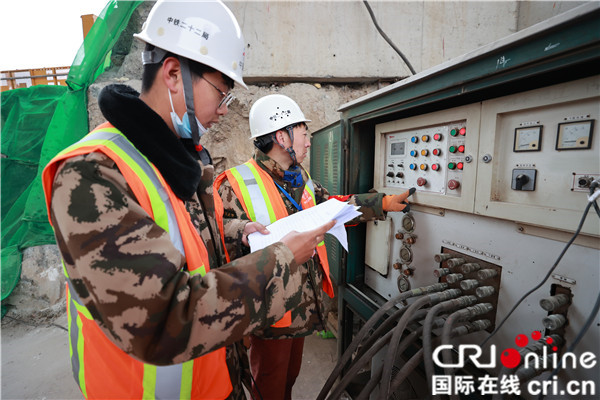 中国跨越铁路线路最多转体斜拉桥合拢