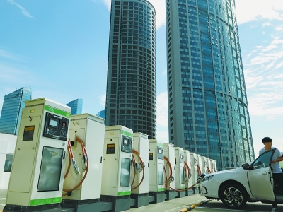 北京で電気自動車用「空中充電スタンド」稼働開始