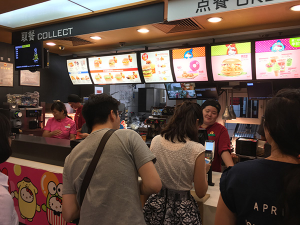 日本人スタッフのつぶやき341～北京ごはん③「麦当労」の期間限定バーガー（梅田）