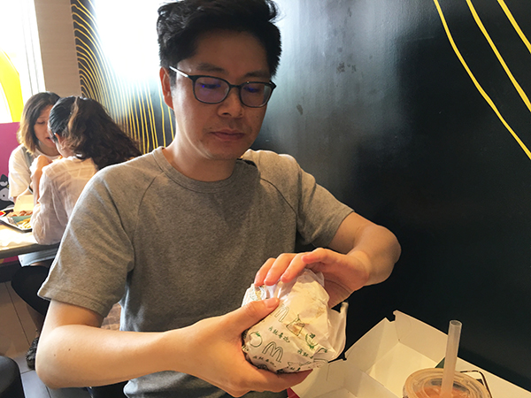 日本人スタッフのつぶやき341～北京ごはん③「麦当労」の期間限定バーガー（梅田）