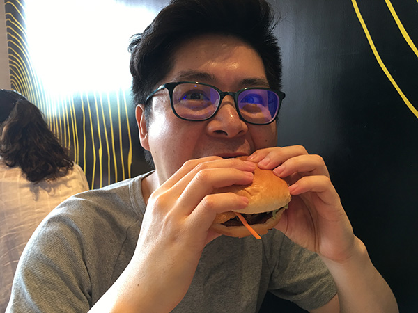 日本人スタッフのつぶやき341～北京ごはん③「麦当労」の期間限定バーガー（梅田）