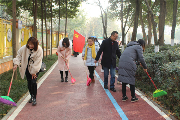 图片默认标题_fororder_清扫树木落叶（青白江区实验小学 供图）2.JPG