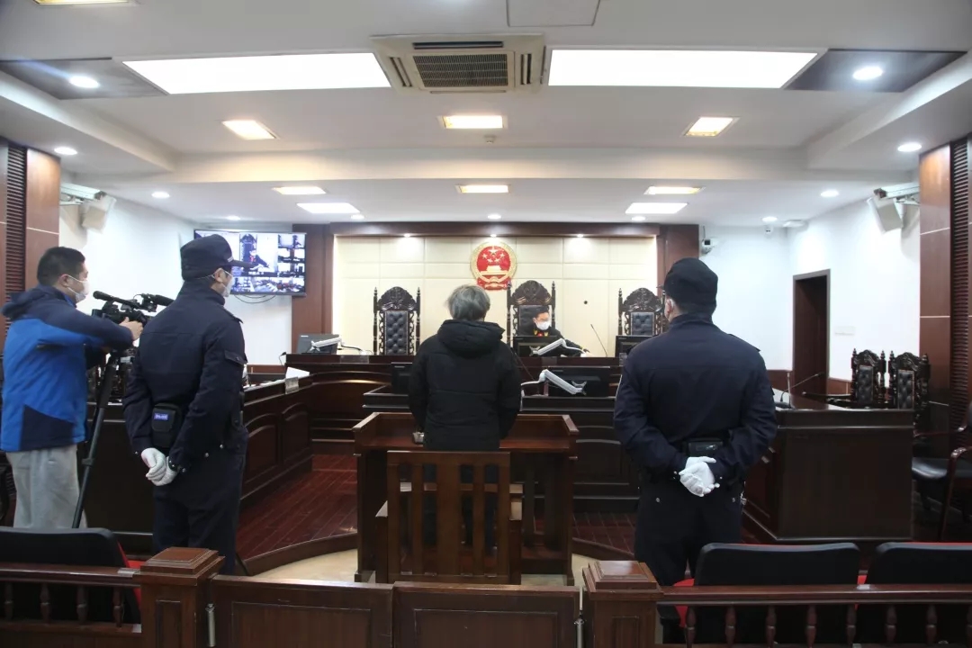 [人民法院报]利用疫情假冒护士售口罩诈骗，判刑！