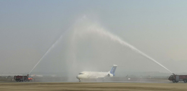 华夏航空接收首架ARJ21飞机 将有100架国产商用飞机入列机队