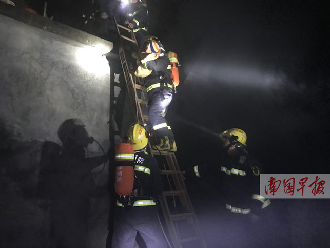 恭城一民房发生火灾 消防员两进火场救出四人
