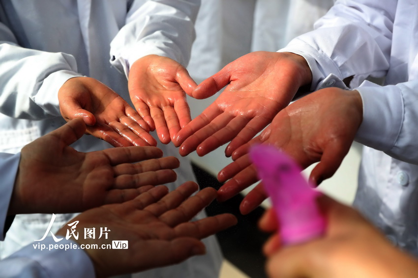 「人民网」逆行的抗“疫”天使