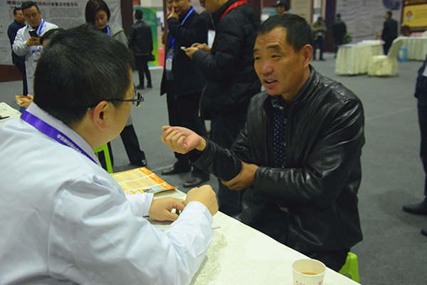 图片默认标题_fororder_乐山市中医医院开展义诊活动（摄影：王一梦）