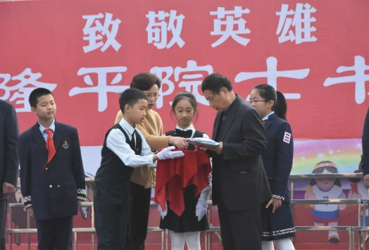 重庆永川区兴龙湖小学收到袁隆平回信和水稻种子