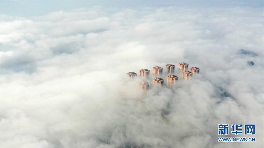 贵州铜仁出现平流雾景观