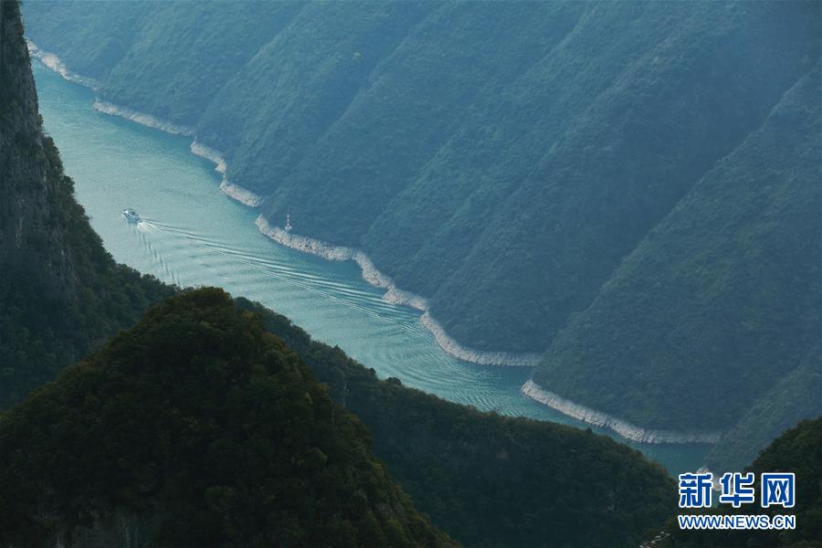长江巫峡壮美如画