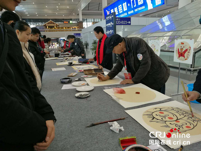 百名书画艺术家齐聚南宁火车东站  向旅客送“猪”福