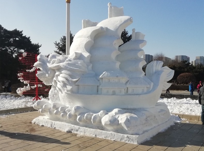 沈阳北陵公园冰雪嘉年华开幕 20余个冰雪项目“嗨翻天”