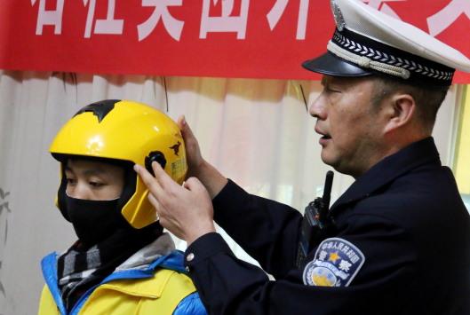 重庆石柱交巡警走进美团开展“一盔一带”安全宣传工作