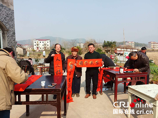 景德镇市浮梁县诗词楹联学会深入乡村送春联 景德镇市浮梁县诗词楹联学会深入乡村送春联